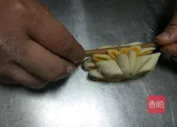 Illustration of how to make chrysanthemum steamed buns 13