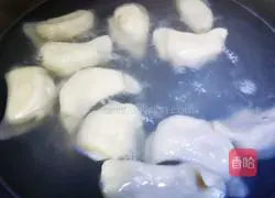 Sour soup Illustration of making dumplings 7