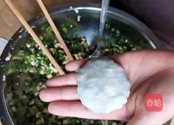 Illustration of how to make dumpling skin version of leek and egg pie 10