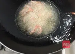 Illustration of how to make salt and pepper prawns 7