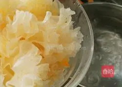 Yam and red dates Illustration of how to make white fungus soup 4