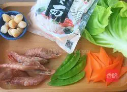 Stir-fried udon noodles with mixed vegetables and seafood Illustration of how to do it 1