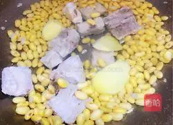 Illustration of how to make bitter melon, ribs and soybean soup 4