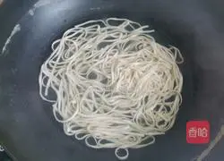 Illustration of how to make shredded pork noodles with pickled vegetables 9