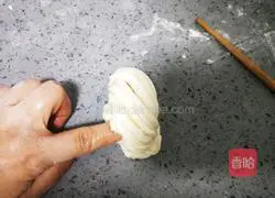 Illustration of how to make silver silk flower rolls 19