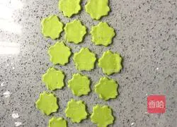 Illustration of how to make colorful hand-made noodles 16