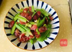 Illustration of how to make fried sausage with celery 8