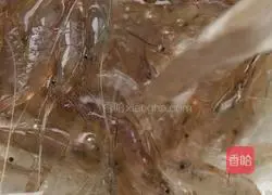 Illustration of how to make drunken shrimp 2