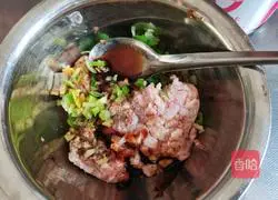 Illustration of how to steam cabbage and pork with pink skin 4