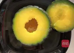 Illustration of how to make pumpkin nut drink 4