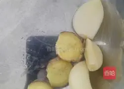 Illustration of how to make mung bean and pork ribs soup 3