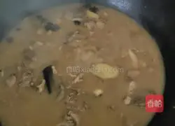 Illustration of how to stew stupid chicken in a farmhouse iron pot 6