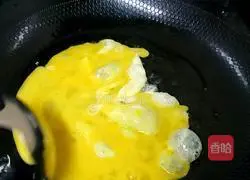 Illustration of the new method of frying instant noodles 3