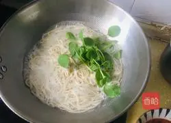 Illustration of how to make spicy beef noodles 6