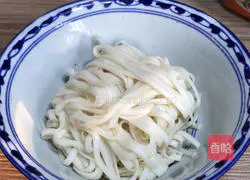Illustration of how to make noodles with shredded pork in sauce 9