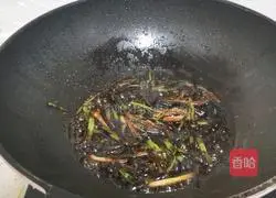 Illustration of how to make noodles with scallion oil 9