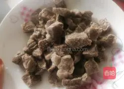 Illustration of how to make fried beef with green pepper 1