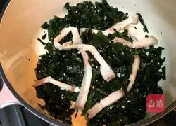 Illustration of how to make pork belly, kelp, sprout and egg drop soup 2