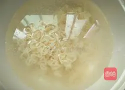 Illustration of how to make spicy fried noodles with ham sausage 5