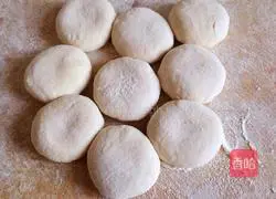 Illustration of how to make a family improved version of beef buns 12