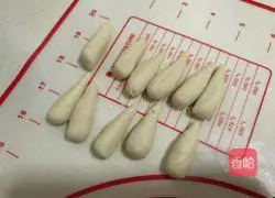 Illustration of how to make mushroom and bean paste buns 7