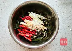 Illustration of how to make cold kelp shreds 6