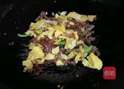 Illustration of how to make sausage and scrambled eggs 4