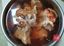 Illustration of how to make kelp and pork ribs soup 1