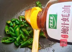 Illustration of how to make fried preserved eggs with pepper 8