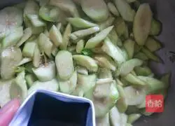 Recipe for healthy loofah and egg drop soup in autumn 4