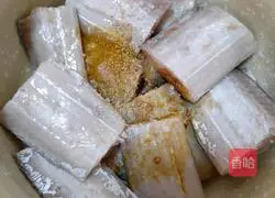 Illustration of braised hairtail in oil 2