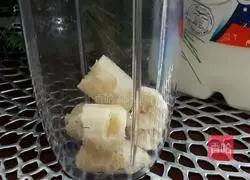 Illustration of how to make banana milkshake 2