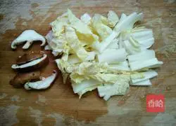 Illustration of how to make spicy beef meatball QQ noodles 3