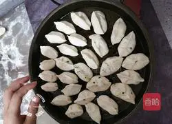 Illustration of how to make fried leek and egg vermicelli buns 10