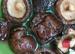 Corn, Mushroom and Spare Ribs Soup Illustration 2