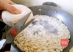 Illustration of how to make oil-splashed scissor noodles 5