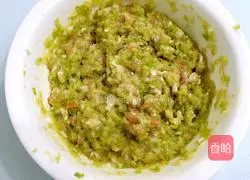 Illustration of how to make celery and pork dumplings 7