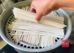 Illustration of how to make steamed noodles with lean meat and plum beans 1