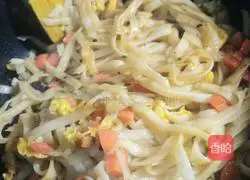 Illustration of how to make ham and egg fried noodles 15