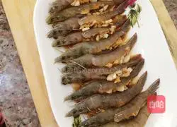 Illustration of how to make garlic shrimps 4