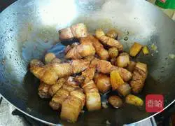 Illustration of how to make chestnut braised pork 9