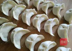  Illustration of how to make dumplings stuffed with dried radish leaves and pork stuffing 18