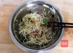 Illustration of how to make cold mung bean sprouts 7