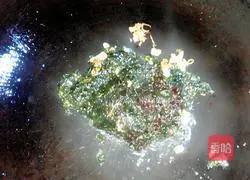 Illustration of how to make seaweed and egg soup 5