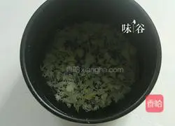 Illustration of how to make Guiyuan lotus seeds and white fungus syrup 3