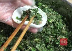 Illustration of how to make local vegetables and pork glutinous rice balls 9