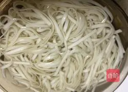 Illustration of how to make fried noodles with green onion luncheon meat 3