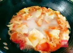 Illustration of how to make tomato and egg meatball soup 15