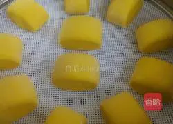 Illustration of how to make pumpkin steamed buns 11
