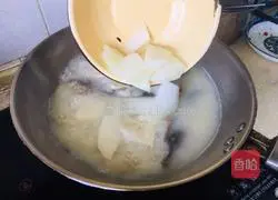 Illustration of how to make crucian carp, winter melon and tofu soup 6